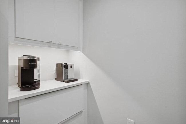 Building Photo - 501 Sunset Terrace