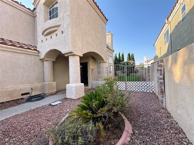 Building Photo - 9204 Vosburgh Dr
