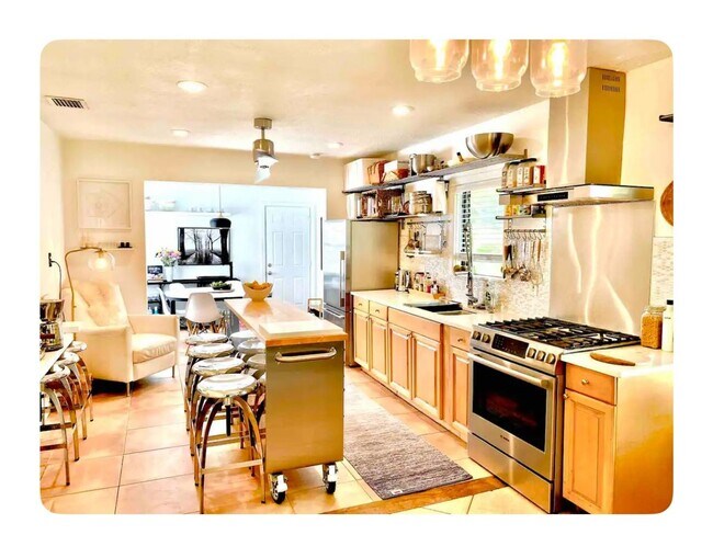 Building Photo - Bright and Spacious Private 3BR House in W...