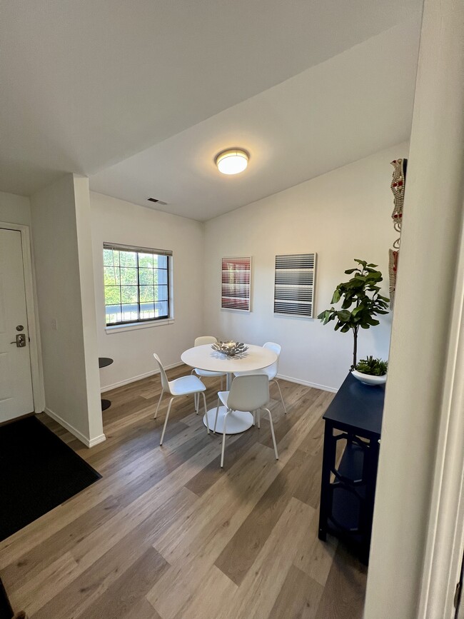 Building Photo - 525 Riverine Dr