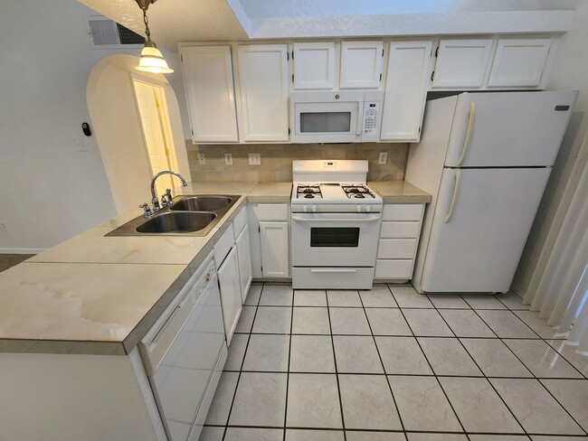 Building Photo - 2082 Pinecone Way