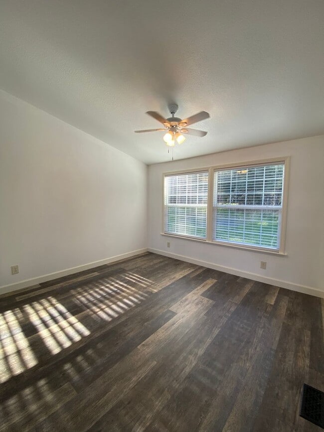 Building Photo - Spacious 4 bedroom 2 bathroom Paynes Creek...