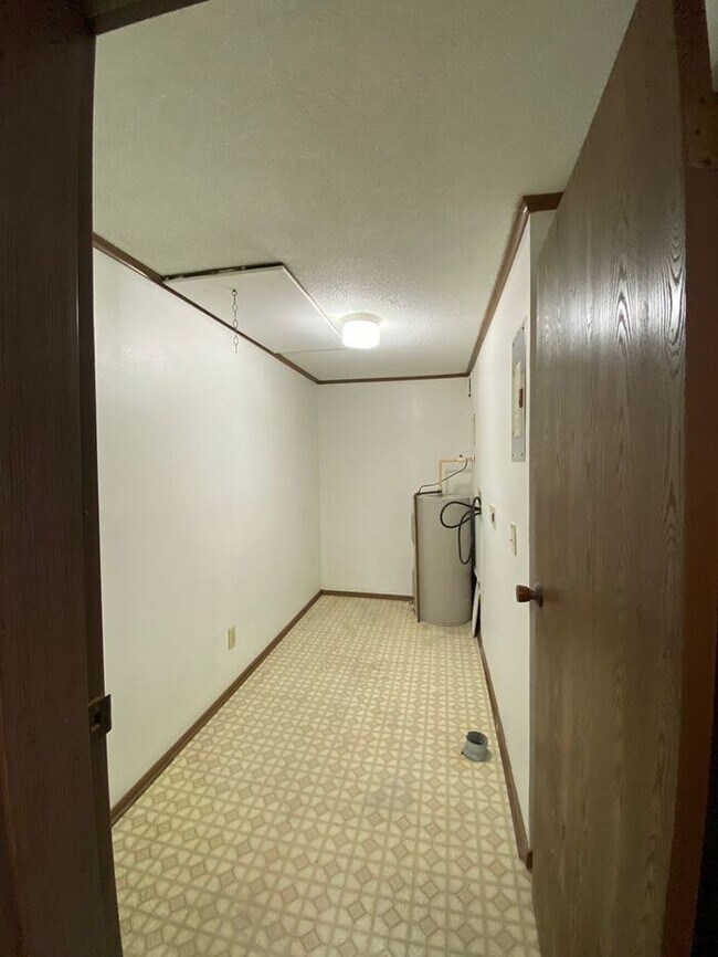 Foto del edificio - One Bedroom Apt w/Washer & Dryer Hookups! Water & Sewer Included.