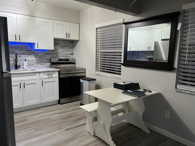 Foto del edificio - 340 W Blue Heron Blvd