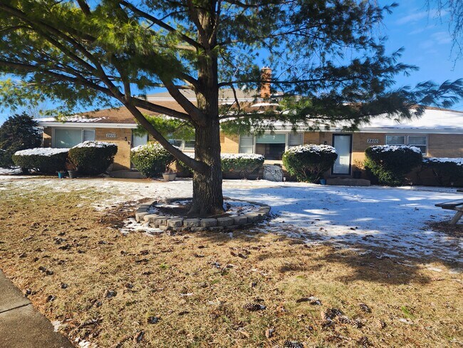 La unidad está a la izquierda - 2800 Manor Ln