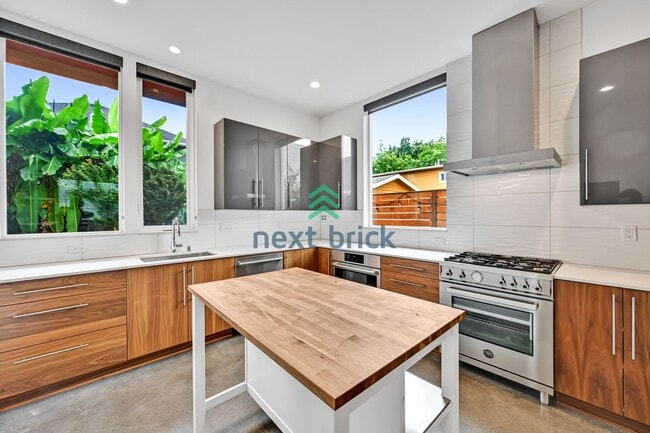Building Photo - A beautiful 3 bed and 2 bathroom house for...