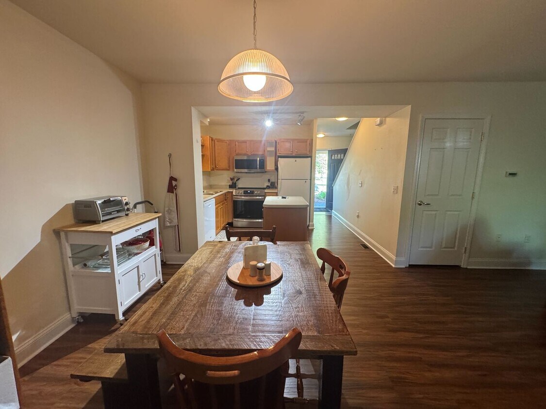 Foto principal - Spacious Furnished 3-Bedroom Condo – All U...