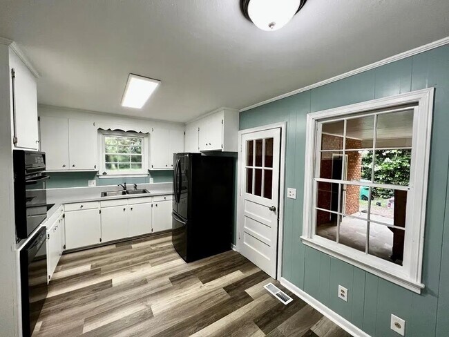 Foto del edificio - 305 Hartsfield Ln