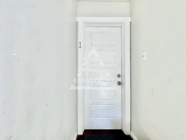 Building Photo - 2561 Orchard Ave