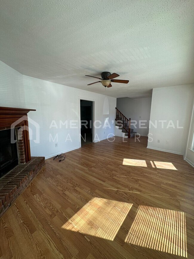 Foto del edificio - DEPOSIT PENDING! Townhome available in Tru...