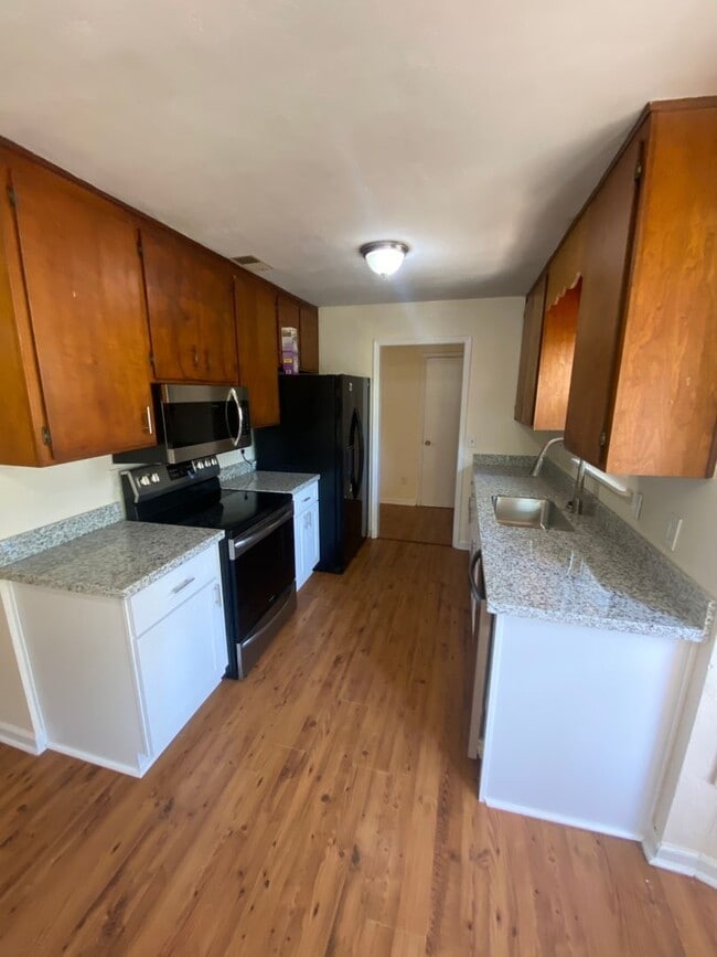 Building Photo - Gorgeous 3 Bedroom 2 Bathroom Single-Family! Freshly Remodeled!