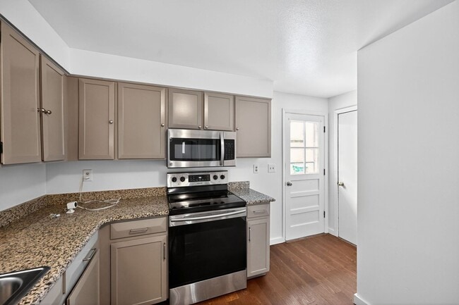 Building Photo - 5 Bedroom single family home in Lakewood
