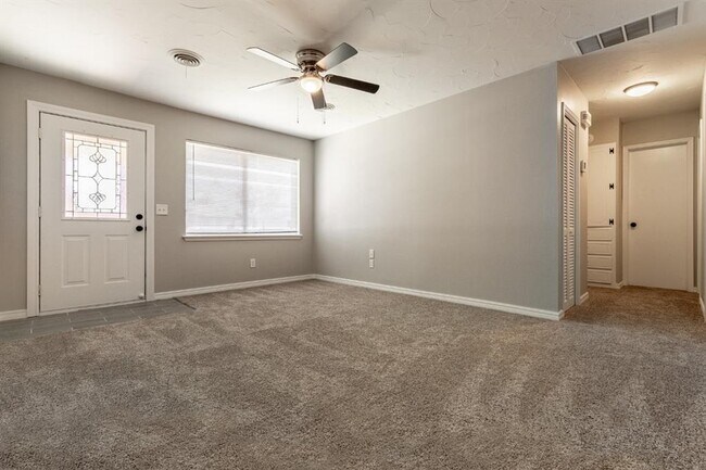 Building Photo - 1517 Hampton Dr