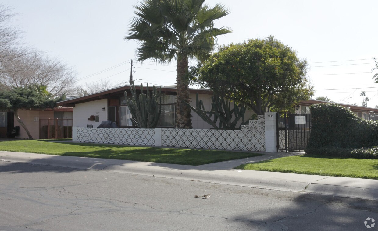 Primary Photo - Holiday Sands Apartments