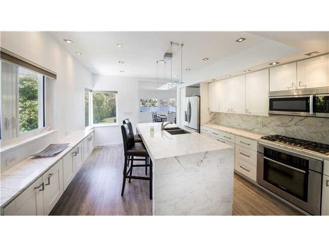 Building Photo - 421 E Dilido Dr