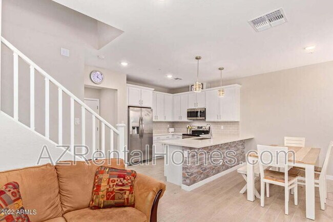 Foto del edificio - 155 N Lakeview Blvd