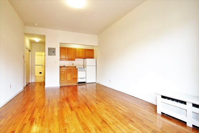 Building Photo - 306 W 76th St