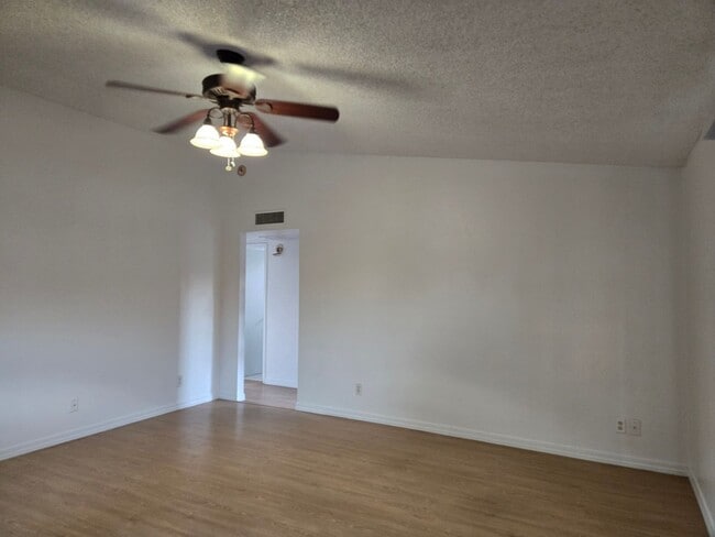 Building Photo - 3 Bedroom Single Family Home in Phoenix