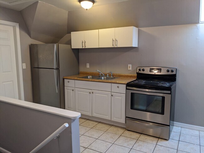Building Photo - 809 9th Ave N