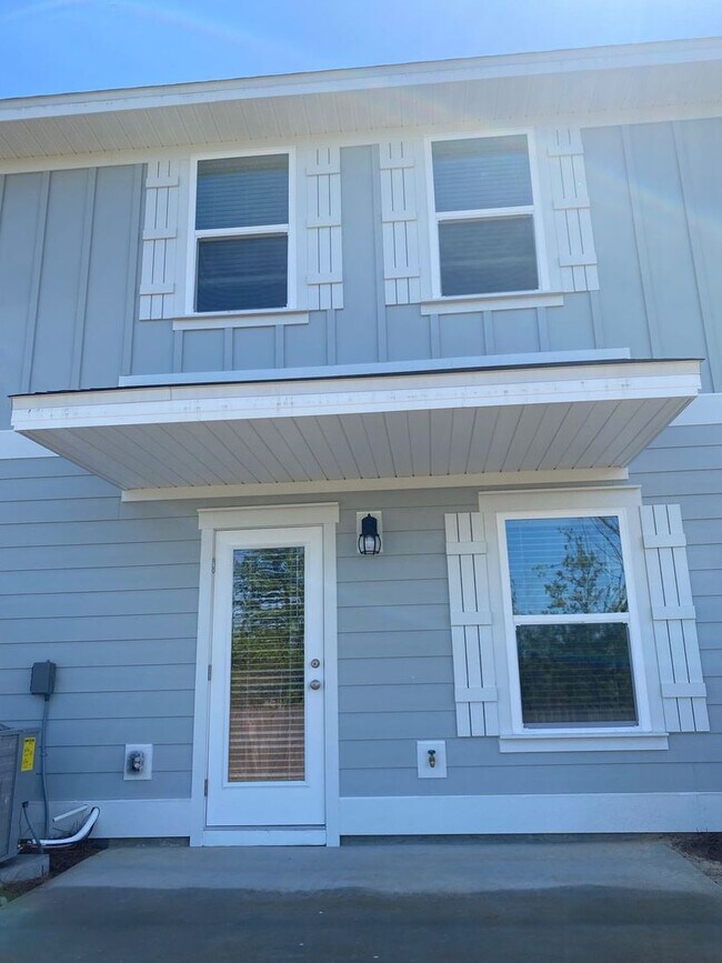 Foto del edificio - Modern, Spacious & Efficient Townhome in Lynn Haven! *1/2 OFF Security Deposit for Active-Duty Mi...