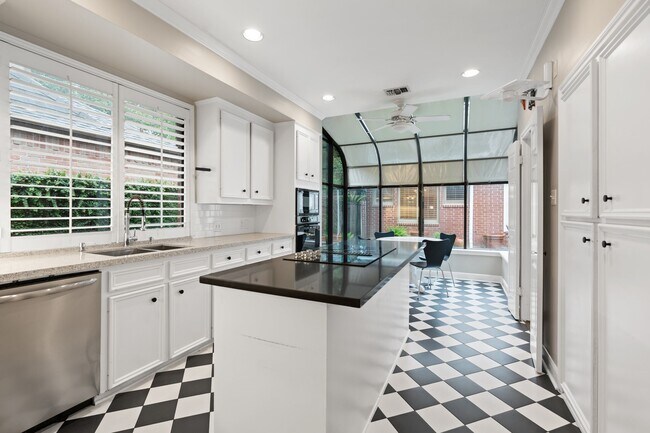Foto del edificio - 230 Lakeside Blvd