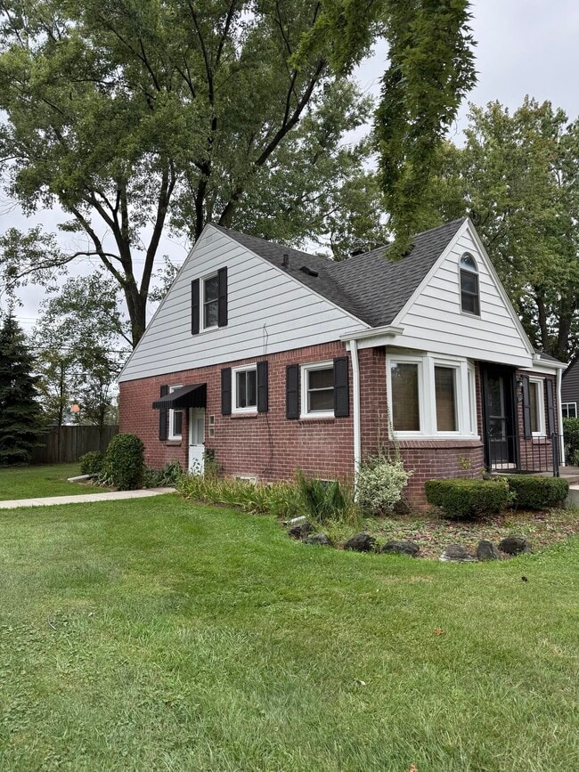 Building Photo - 1625 W Farnum Ave