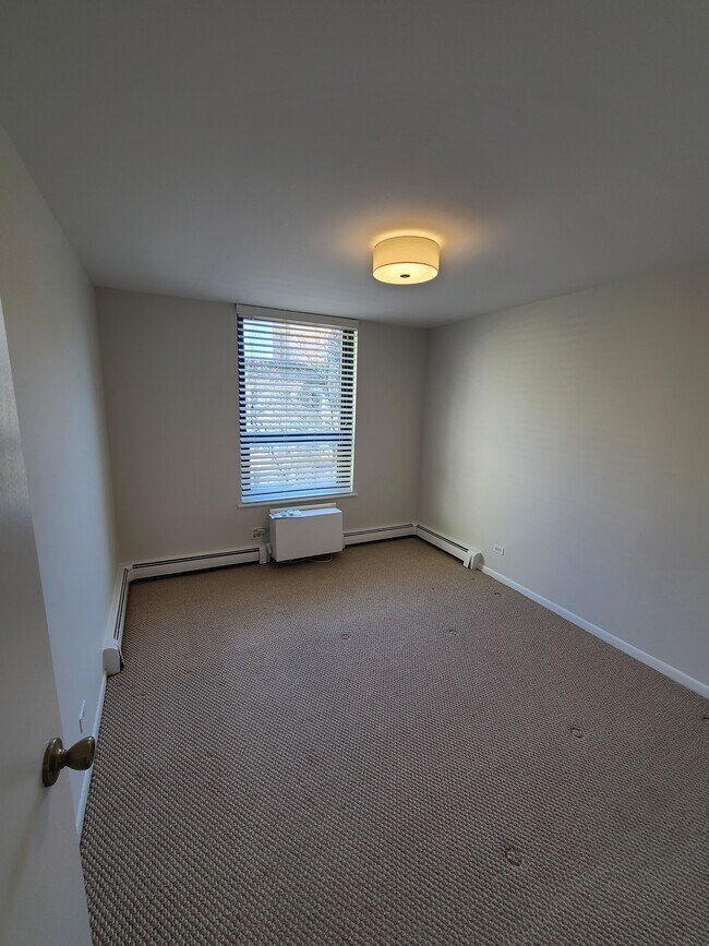 Building Photo - 3900 N Pine Grove Ave