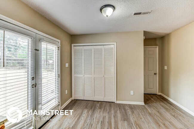Foto del edificio - 904 Pine Forest Cir