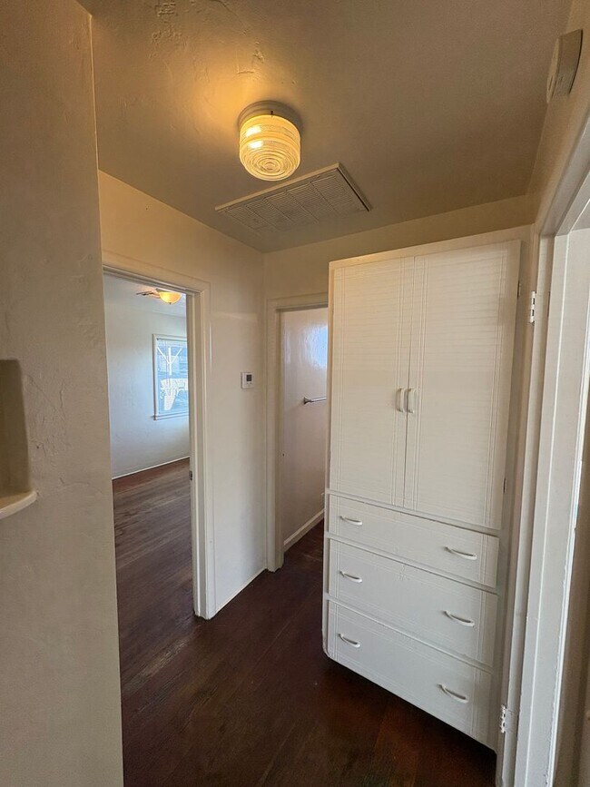 Foto del edificio - Cozy Home On Spacious Lot near Ballpark coming soon!