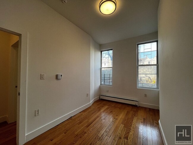 Foto del edificio - NO FEE / SUMMERFIELD STREET / Spacious 3-Bed 1-Bath / Bushwick and Ridgewood Border
