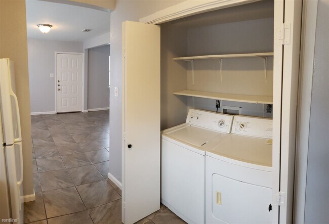 Foto del edificio - 2 br, 2 bath 4plex - 402 Manuel Dr Unit C