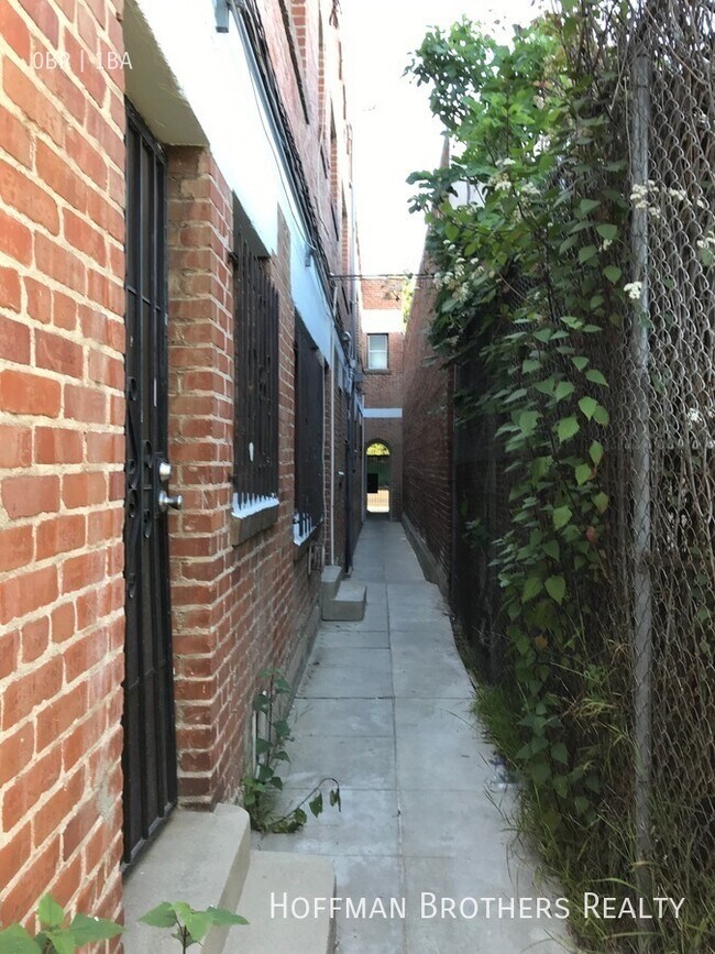 Foto del edificio - 2360 W Washington Blvd