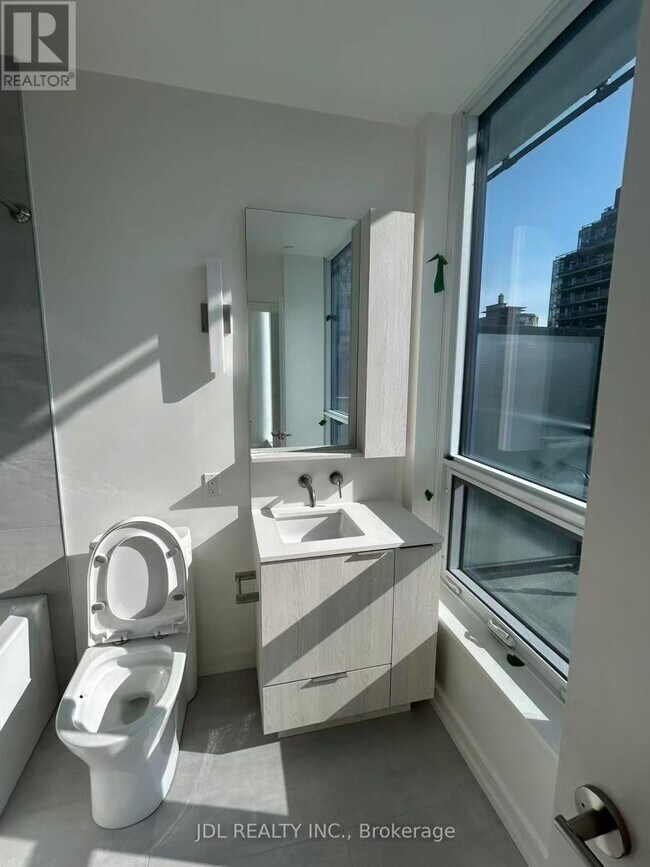 Photo du bâtiment - 110 Broadway Ave