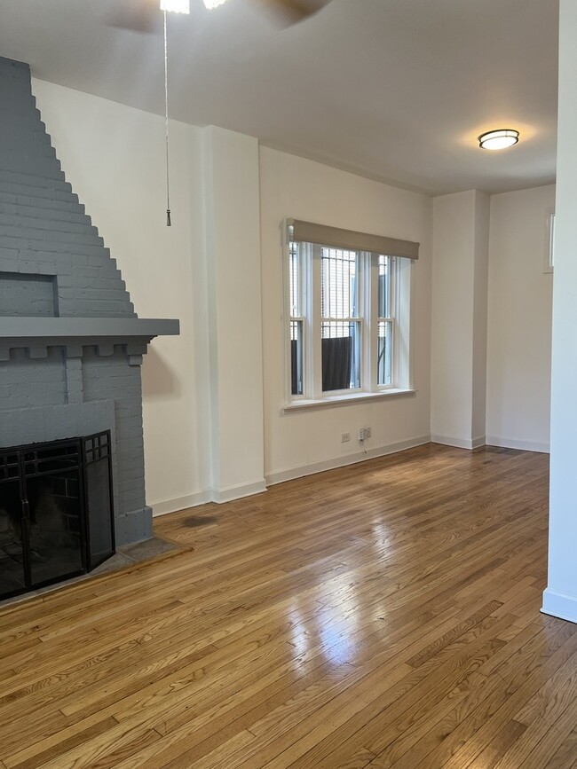 Building Photo - 3556 W Wrightwood Ave