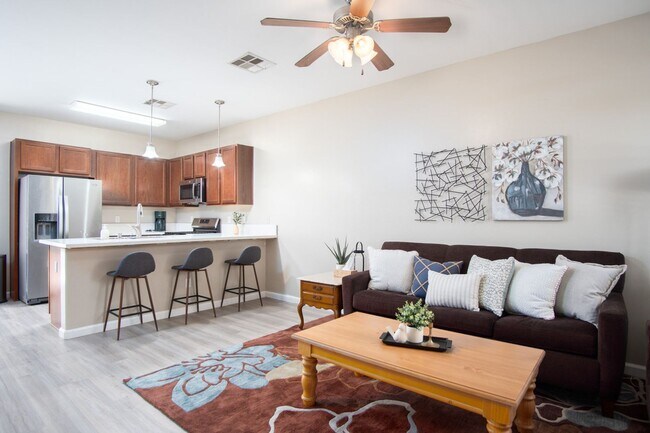 Foto del edificio - Full Furnished Short or Long-term rental in highly desired neighborhood