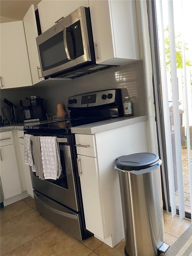 Building Photo - 14985 SW 48th Ter  26H Miami Fl 33185
