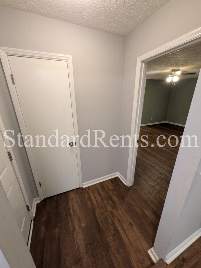Foto del edificio - 8121 Winewood Way