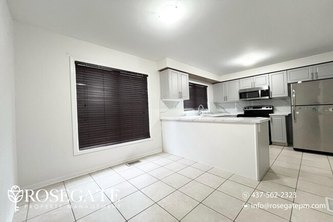 Building Photo - Bright & Modern 3-Bed Townhome in Ancaster...