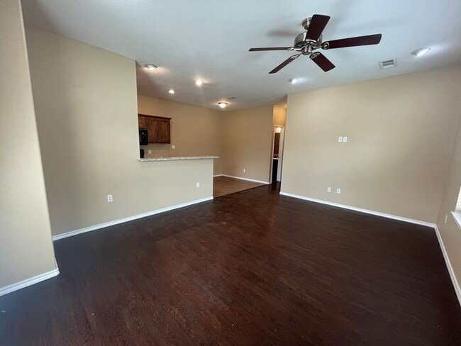 Building Photo - ((FREE May Rent)) AMAZING & Spacious 3/2 F...