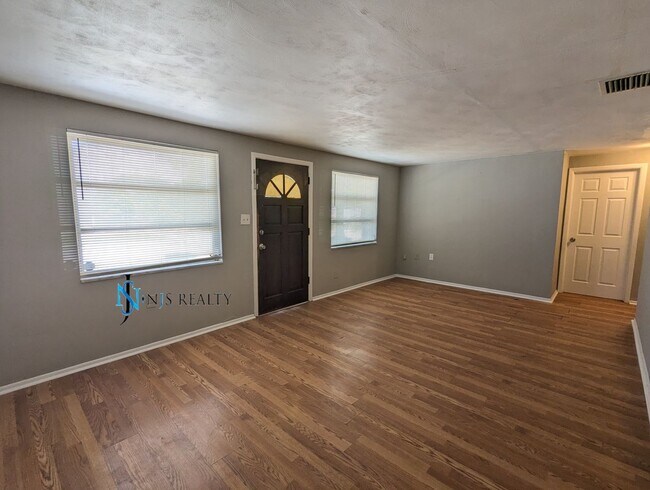 Foto del edificio - Must See 3/2/1 over 1000sf with tile/lamin...
