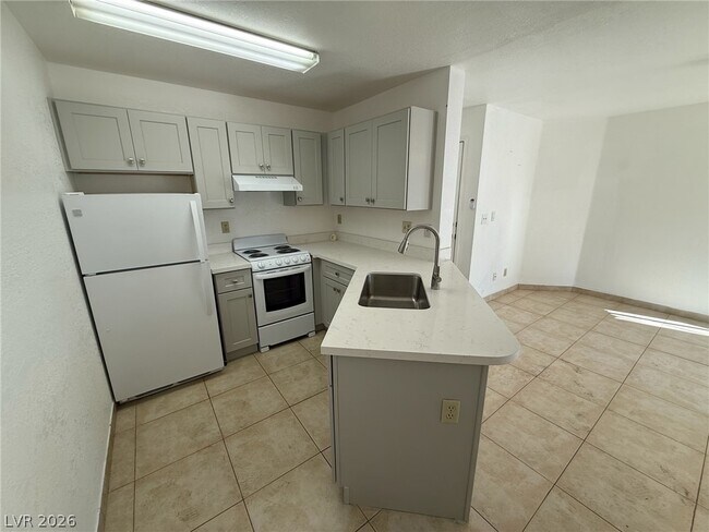 Building Photo - 440 Elm Dr