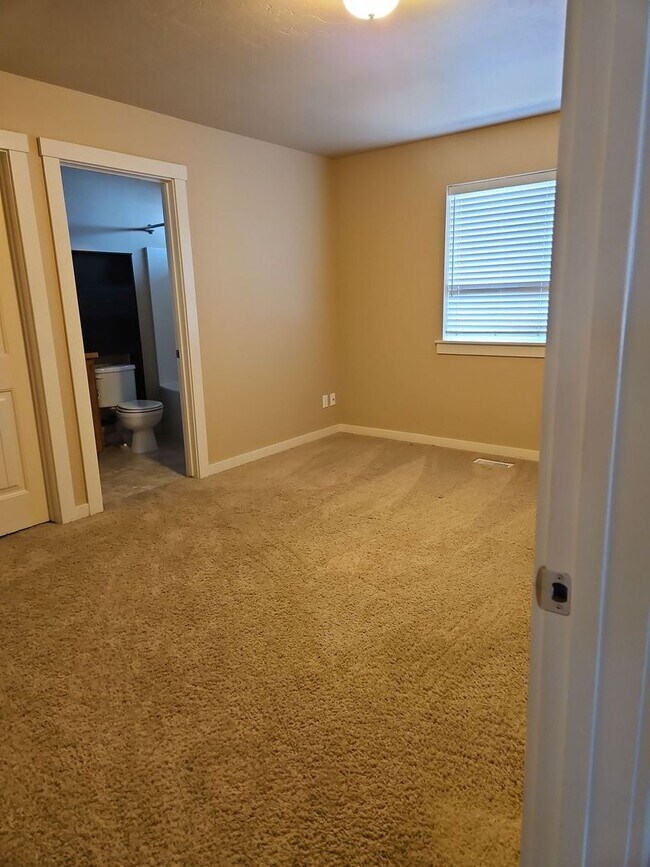 Foto del edificio - Beautiful 3 bedroom 2 bath home with a gre...