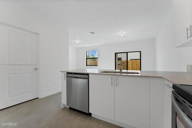 Building Photo - 3 br, 2.5 bath House - 286 SW 159th Pl # 286