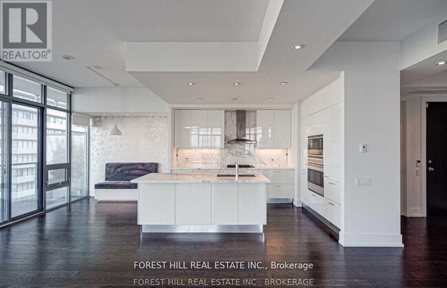 Luxury kitchen - 33 Charles St E