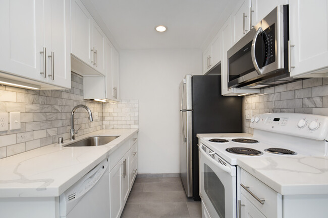 Building Photo - 1515 6th Ave W