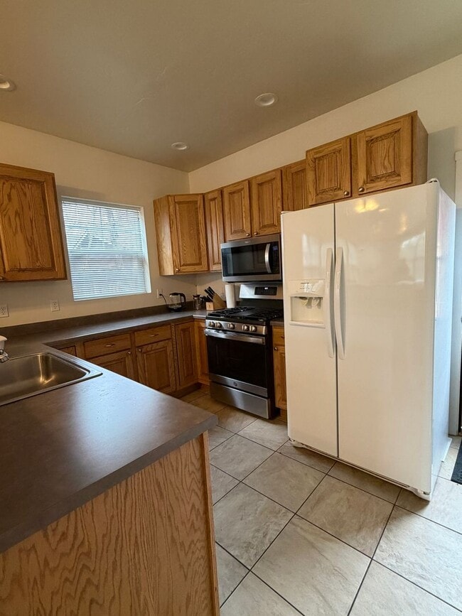 Foto del edificio - Furnished 4 Bedroom Townhome in Downtown Carbondale – 6 Month Renta