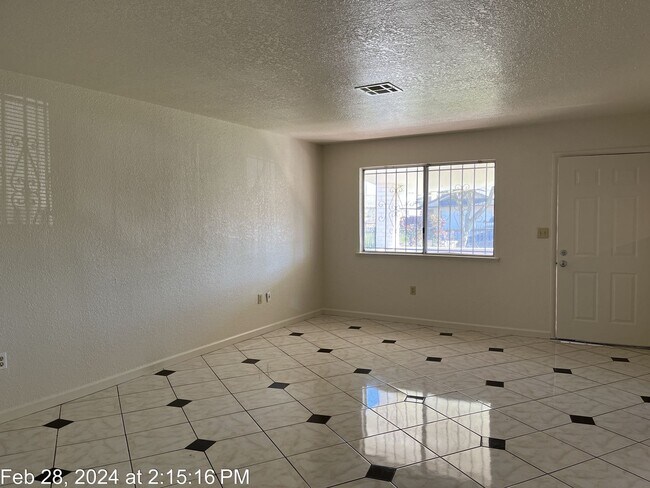 Building Photo - Avondale/Fruitridge Area