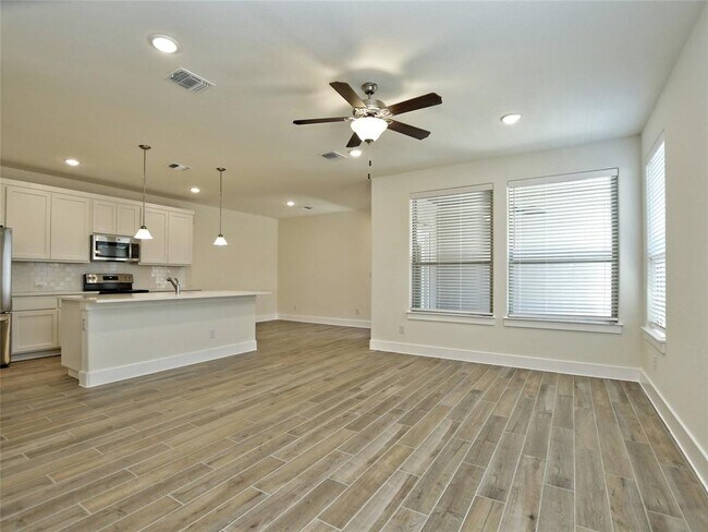 Building Photo - 412 Parkline Dr