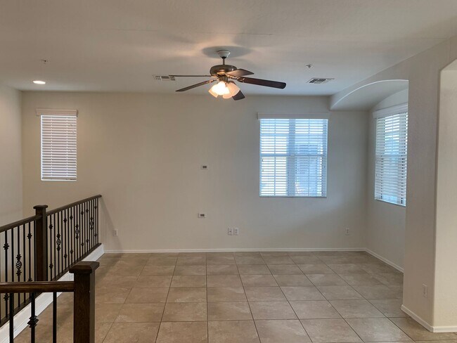 Building Photo - Beautiful 3 bedroom 2 bath condo in Power ...