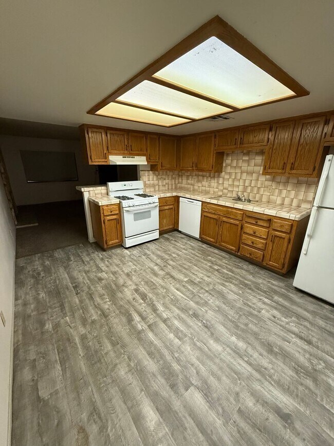 Foto del edificio - 2 BEDROOM 1 BATH - UPSTAIRS UNIT